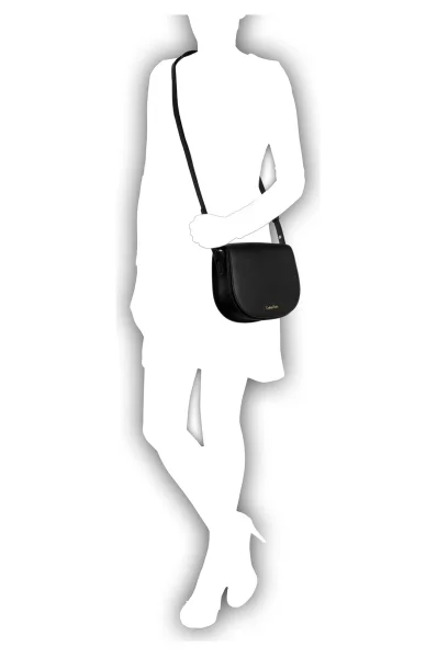 naramna torba metropolitan saddle Calvin Klein 	črna	