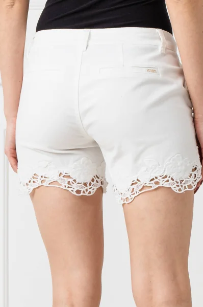 kratke hlače lycia | slim fit GUESS 	bela	