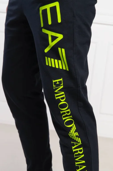 hlače trenirkaowe | slim fit EA7 	temno modra	