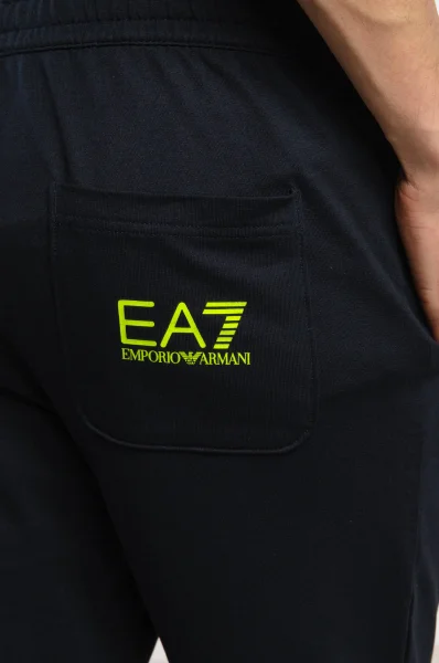 hlače trenirkaowe | slim fit EA7 	temno modra	